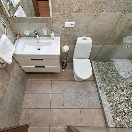 Riverfront 1bd Old Town By Hostlovers *