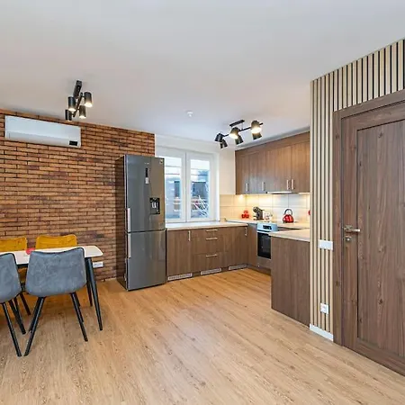 Butas Riverfront 1bd Old Town By Hostlovers *